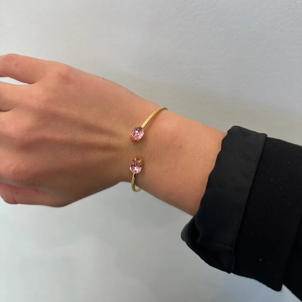 Säljer detta fina armband från Caroline Svedbom i modellen Petite drop bracelet i färgen light Rose / Gold🩷inga defekter . Accessoarer.