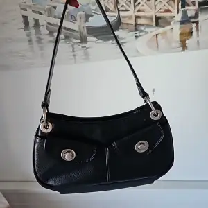 Ursnygg svart handväska från Esprit! Helt ny och oanvänd, perfekt skick. Användbara fickor på framsidan. Rymlig💞 pris kan diskuteras
