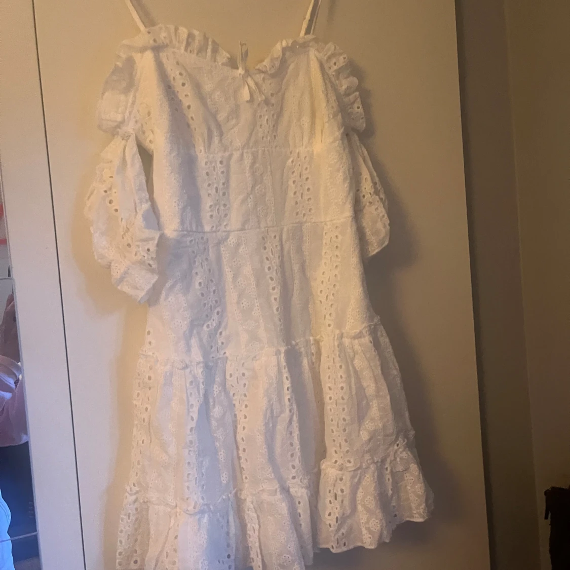 Vit kort sommar student broderi anglais klänning