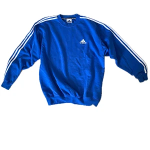 ADIDAS (oversized) sweatshirt  - Storlek L (passar även bra som M). Bra skick kan förekomma slitage men inget som är synligt!