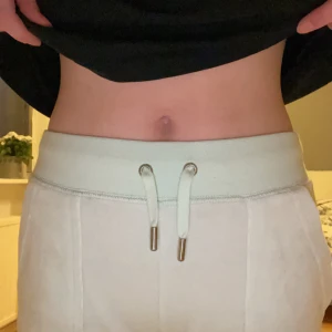 Juicy byxor - Pastell gröna Kivu byxor, lite urtvättade, köptes begagnat för 260kr, lite långa för mig så skulle säga att de passar perfekt för någon som är 160+. Snabb köp