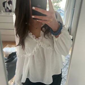 Vit blus med volanger - Säljer denna blusen från vero moda. Endast använd en gång och är i perfekt skick❤️