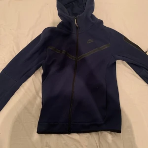 Nike tech fleece - Säljer min Nike tech fleece då den inte används. Knappt använd den haft på mig den 3-4 gånger