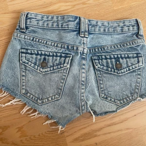 Lågmidjade jeansshorts  - Jättefina jeansshorts som är i fint skick! Använd några gånger förra sommaren, men inga defekter! Storlek 32. Tveka inte att höra av dig vid frågor😄💘 Pris går att diskutera