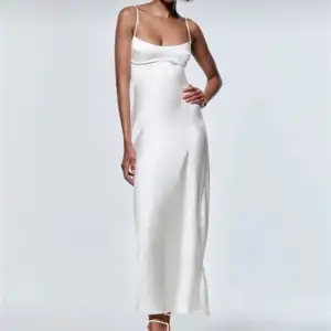 Så snygg vit viral klänning från zara som tyvärr inte säljs längre, endast använd en gång, perfekt till studenten 💕(lånade bilder förutom den som visar storlek)