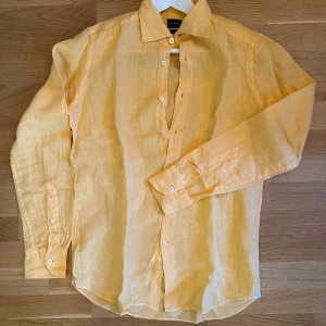 Rose & Born linneskjorta oanvänd - Rose & Born linneskjorta storlek 44. Oanvänd. 300kr. 