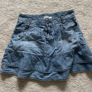 Kort jeanskjol med volang  - Minikjol i jeans med volang  Använd få gånger  Frpn bondelid