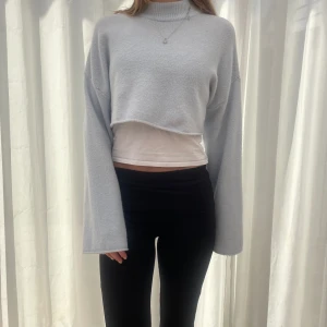Ljusblå croppad sweatshirt  - Jättefin ljusblå sweatshirt köpt från Monki! 🩵Den har en liten krage & vida ärmar samt är ganska stretchig. Endast använd ett fåtal gånger. Ord. pris 299kr.