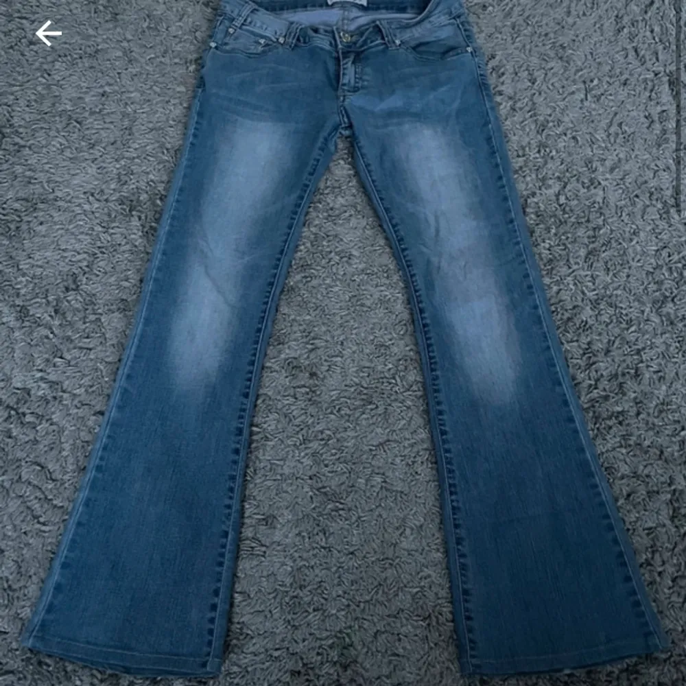 Ett par superfina jeans i jättebra skick! Säljer då dem är förstora på mig💘kom privat för fler bilder, frågor osv. Midjemåttet 39cm Innerbenslängden 73cm Ytterbenslängd 98cm. Jeans & Byxor.