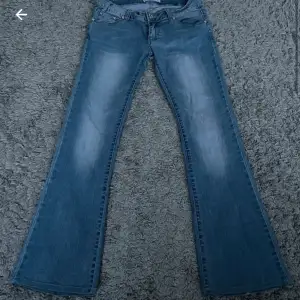 Ett par superfina jeans i jättebra skick! Säljer då dem är förstora på mig💘kom privat för fler bilder, frågor osv. Midjemåttet 39cm Innerbenslängden 73cm Ytterbenslängd 98cm