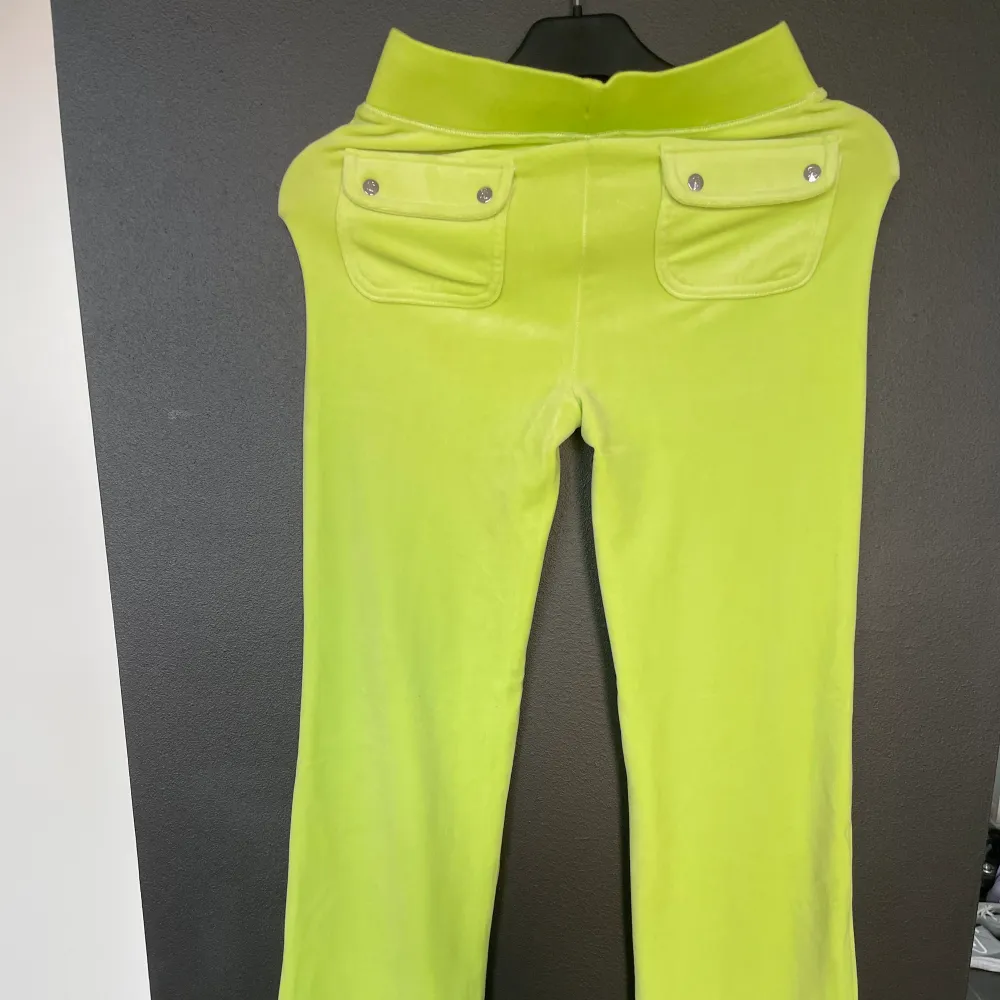 XXS. New with tags. Color green . Jeans & Byxor.