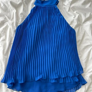 Blå blus - Blå blus från international consepts. Aldrig använd av mig. Jättefint skick. Skriv om frågor💕💕