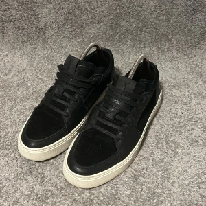 Saint Laurent skor - Tjena! Säljer nu dessa sjukt snygga och väldigt sällsynta Saint Laurent skor🤩 dom är i väldigt fint skick och har använts sparsamt🔝 strl 44. Nypris på dessa är: 7000+ Mitt pris: 2299 (pga inget og) hör av vid några funderingar mvh EBRESELL🤩🙌🏼