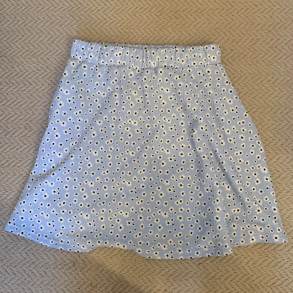 Superfin blommig kjol från lager 157🤩Aldrig använd (prislapp kvar)🫶🏻 storlek 160 men funkar jättebra som xs då jag vanligtvis brukar ha det och den passar mig!❤️. Kjolar.