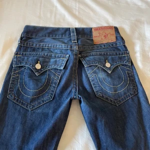 true religion jeans - lågmidjade bootcut trueys! midjemått 82cm❤️passar i längden på mig som e ca 176 skriv för fler bilder 