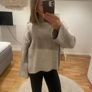 Stickad tröja  - En jättefin stickad tröja från Gina med slits på sidorna och lite högre krage. Använd ca 2 gånger och är i superbra skick. Jag är öppen för prisförslag!❤️