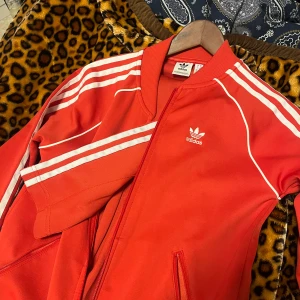 Kläder  - Adidas set vintage 600kr, klänningar från pretty little thing 70kr. BETALS MED SWISH! Spårbar frakt erbjuds! 