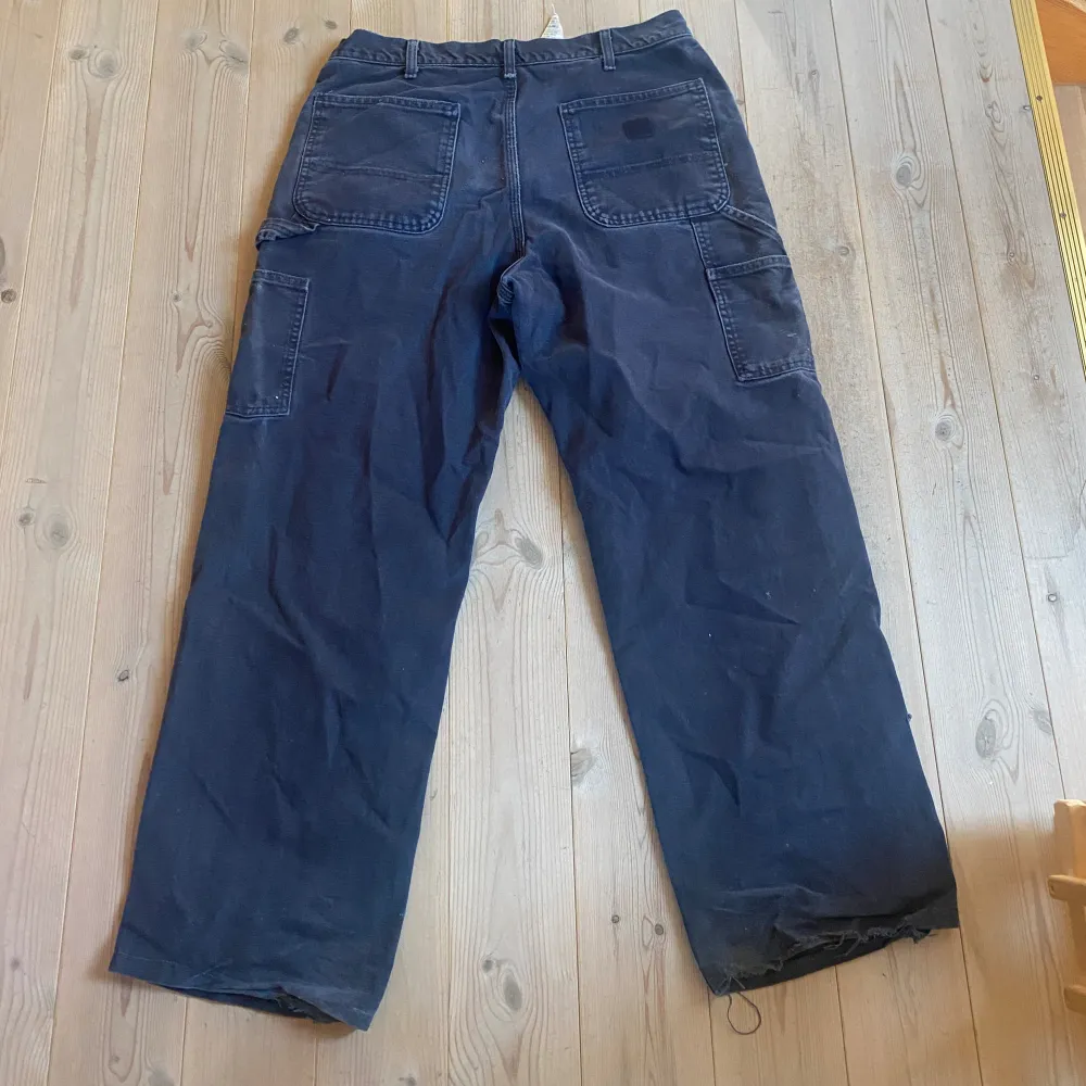Feta blåa jeans från carhartt. Har ett hål på smalbenet och lite fläckar annars inga defekter. Jeans & Byxor.