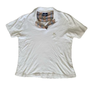 Burberry topp! - Storlek S! Den är lite croppad + stretchigt material! Finns små fläckar och är därför sänkt i pris. 