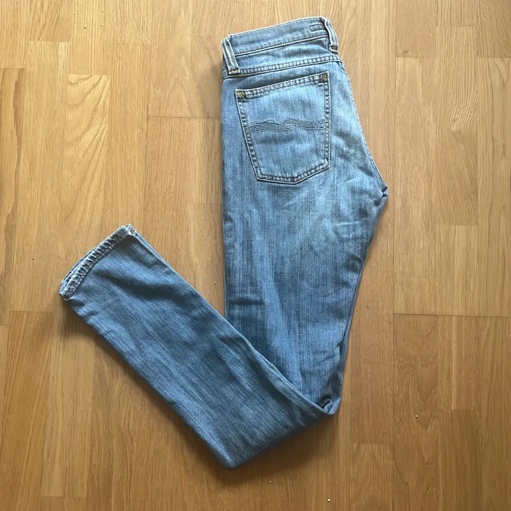 Säljer dessa as feta jeans från Nudie säljer lite billigare pga storleken!. Jeans & Byxor.