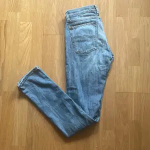 Säljer dessa as feta jeans från Nudie säljer lite billigare pga storleken!