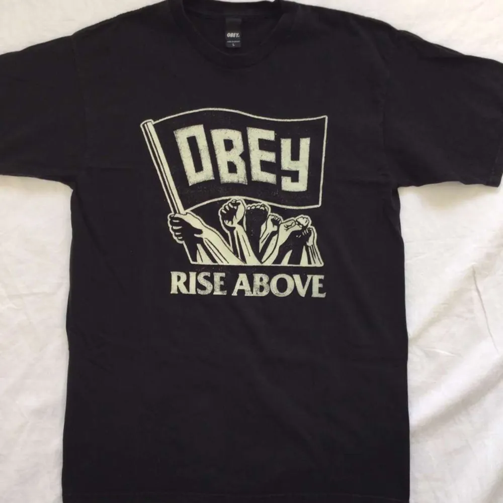 Obey T-shirt i stolen L. T-shirts.