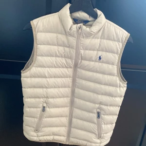 Ralph Lauren väst Grå - En grå väst i storlek s. Skick 10/10 används  inte längre för att ha blivit för liten.
