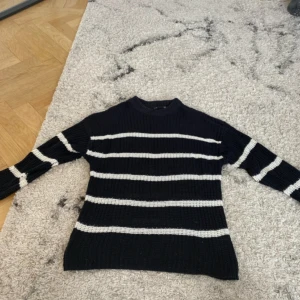 Stickad tröja  -  Svart stickad tröja med vita ränder pris går att diskutera 
