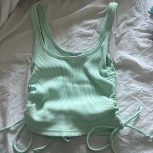 TOPP - Säljer denna pastel gröna toppen som är jätte snygg när man är brun🤍Köpt från Bershka
