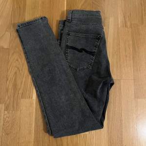 Ett par riktigt snygga nudie jeans i passformen slim i storlek 31/32. | Nypris 1600kr | Vårat pris endast 550kr | grymt skick 8/10| Hör av dig vid frågor och funderingar!🔔