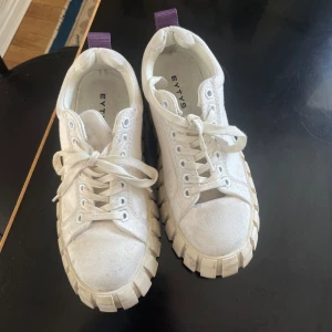 Eytys  - I fint skick, använs nästintill aldrig! Någon annan skulle kanske ha bättre nytta utav dom. Hör av er för mer bilder eller frågor 🌺