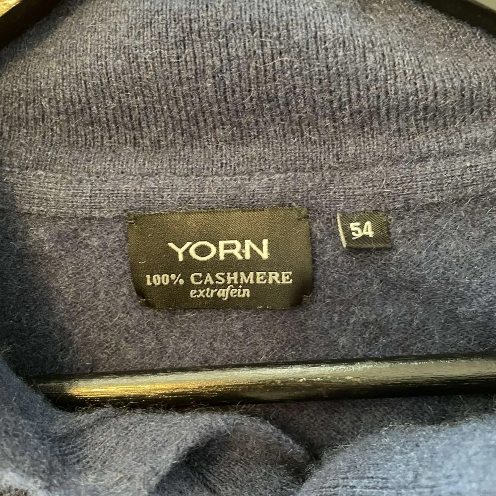 En fet 100% kashmir tröja från märket Yorn | den är i mycket bra skick, 9,510, | storleken på taggen är 54 men Kashmir krymper så den sitter som en M | modellen är 180cm och den sitter bra på han | nypris runt 2000, priset är inte hugget i sten! |. Tröjor & Koftor.