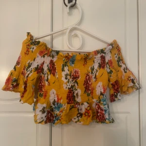 Blommig topp - Fin offshoulder topp från ginatricot i storlek 36 💛