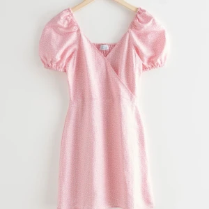 &otherstories klänning - Superfin sommrig klänning som jag tyvärr måste sälja pga att den blivit för liten ☹️ Men jag hoppas den kan hitta ny ägare här! Toppenskick och har inga defekter💕 TRYCK INTE PÅ KÖP NU!  210 + frakt