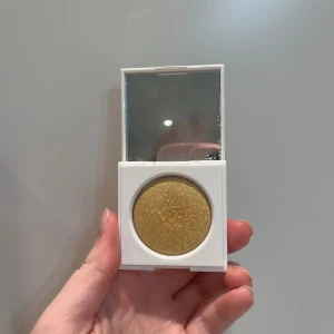 Ögonskugga makeup by mario - Säljer denna guldiga glittriga ögonskuggan från makeup by mario. Knappt använd, så majoriteten av produkten finns kvar 🩷