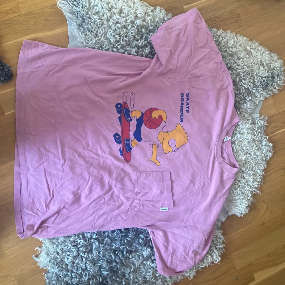 Vintage Simpson tröja från 90-talet. Inköpt på Pop-Stockholm för 500 kr. Jätte unik, och så cool! Säljer då den inte kommer till användning💗 Buda från 300 kr⬆️ Jag är storlek s, är oversized på mig, passar även på m och L . T-shirts.