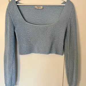 Stickad crop top köpt på chiquelle, använd 1 gång. Storlek M/L, liten i storleken. 