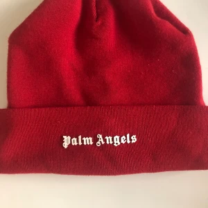 Palm Angels Mössa - Hej, säljer nu denna Palm Angels mössa då jag inte använder den. Den är använda men är i nyskick, finns inga defekter. Den är äkta och är köpt på NK. Går att scana Qr koden som finns på bilden.