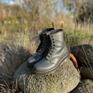 Dr.Martens stl 36 - Dr. Martens stl 36, använda ca 5 gånger, nyskick. Nypris 1399:- skokartong finns tyvärr inte