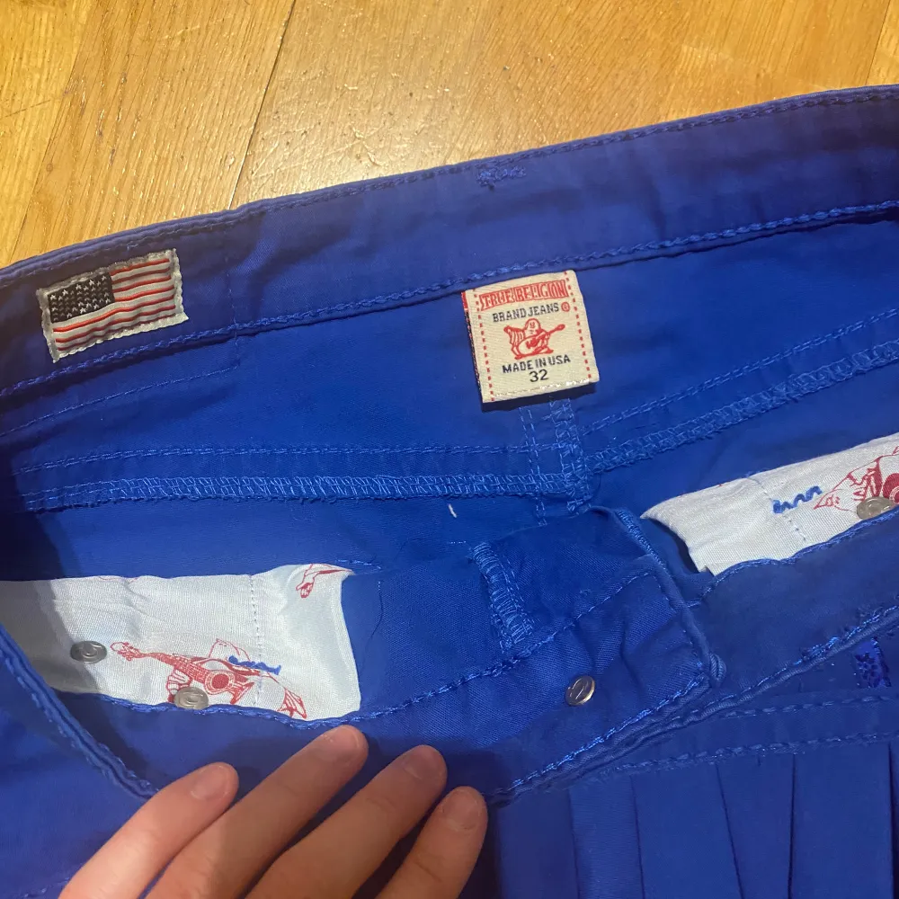 True Religion kjol sydd från jeans, storlek L, waist 32, lowwaist klar blå färg. Kjolar.
