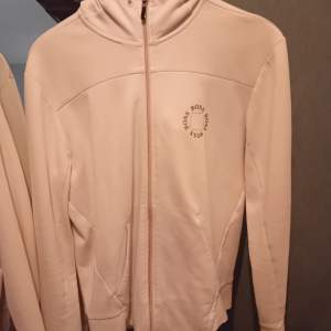Hugo boss zip hoodie i storlek M. Tröjan är hel utan några fläckar, säljes för 650 pris kan diskuteras 