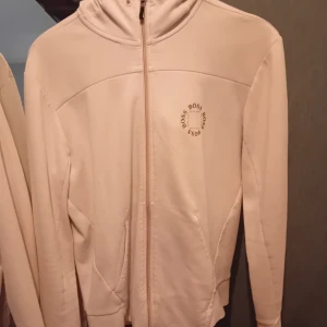 Hugo boss hoodie - Hugo boss zip hoodie i storlek M. Tröjan är hel utan några fläckar, säljes för 650 pris kan diskuteras 