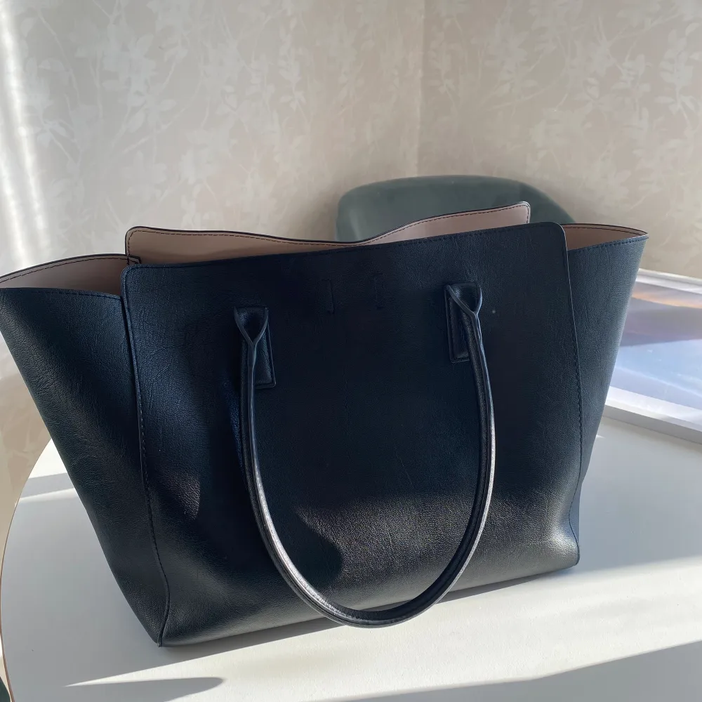 Fin svart rymlig väska från hm💕säljer pga att den inte kommer till någon användning 💕. Väskor.