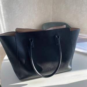 Fin svart rymlig väska från hm💕säljer pga att den inte kommer till någon användning 💕