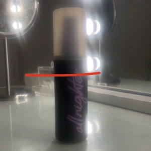 Urban decay settingspray - Endast använd några få gånger, skulle tippa på att de är upp till de röda sträcket på bilden, köpte min för 435 på kicks och säljer för 350kr. kom privat om du vill köpa💓 