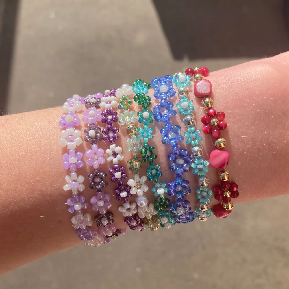 Armband som är perfekta inför sommaren o studenten!🌺🌸Kan göra i nästan vilka färger som helst så tveka inte o förfråga om färger m.m  🌸 Små blom armband: 29kr/st eller 5 för 100kr  ⭐️ Stjärn armband o tunna armband: 20kr/st eller 3 för 50kr . Accessoarer.