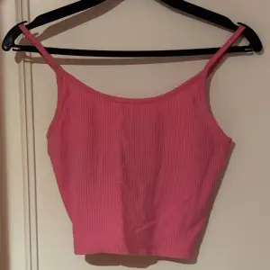 Starkrosa hot pink crop top säljes. Köpt från newyorker längesen. Storlek S kan även passa en XS. Perfekt på sommaren.  Katter finns i hemmet