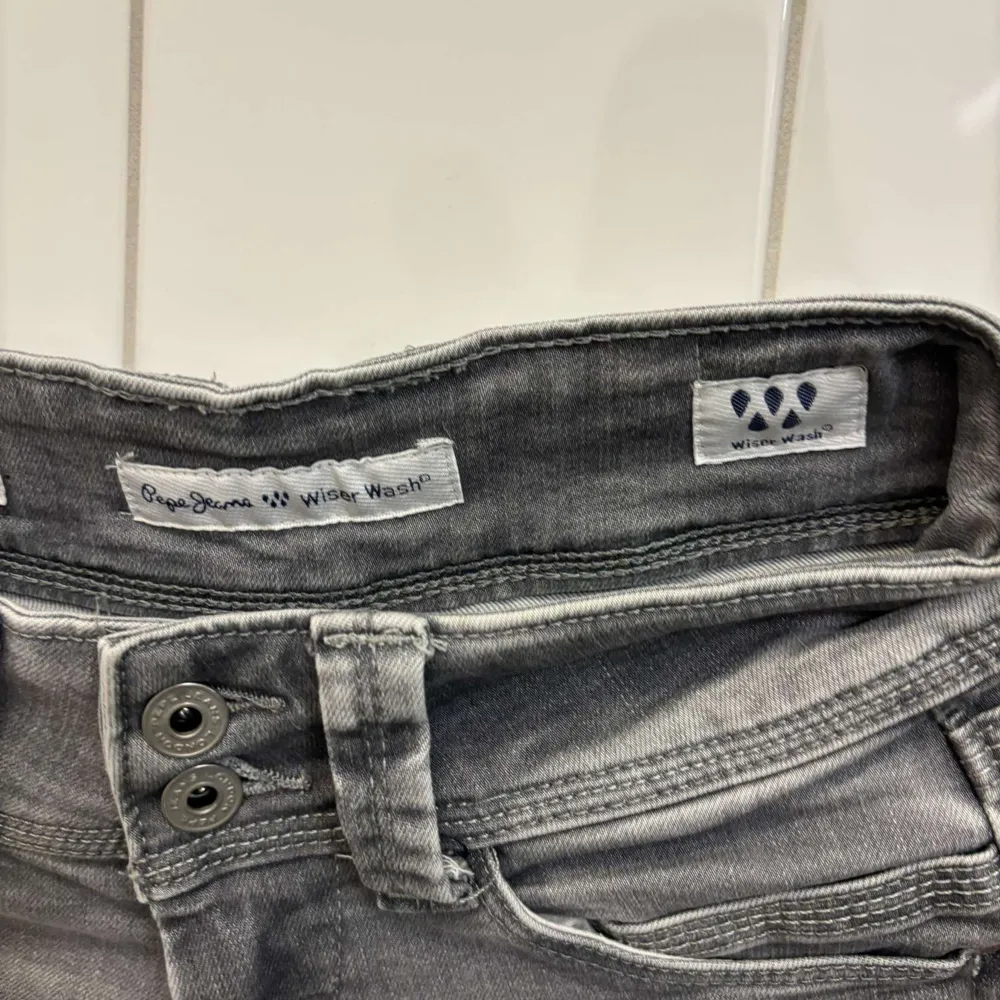 Ett par jättesnygga Lowwaist jeans från pepe jeans. Säljer pga att de inte kommer till användning❤️ stolek XS, jag är ca 1,58❤️❤️köpa för 1 185kr!. Jeans & Byxor.
