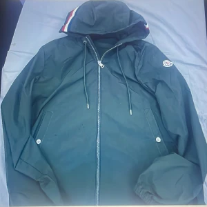 Moncler grimpeurs jacka  - Helt ny moncler grimpeurs jacka mörk grön färg storlek M köptes för några månader sedan skriv för mer bilder äkta såklart med nfc Scan osv