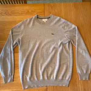 Säljer denna Lacoste crewnecken då den inte används! Den är i storlek L men passar även M och är i riktigt schysst skick. Hör av dig vid frågor eller funderingar!